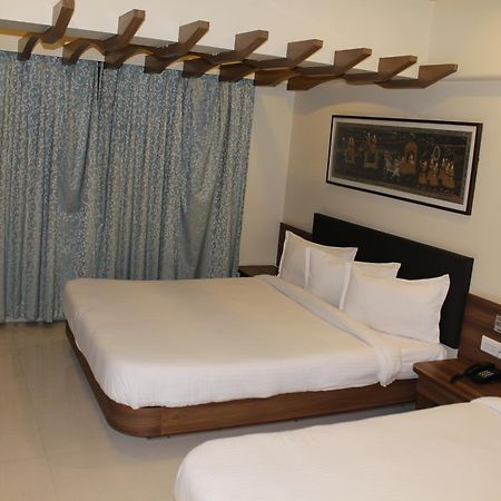 Shreeji Vatika Hotel Surat Exterior foto