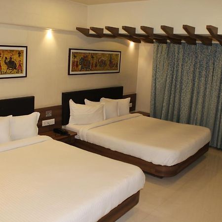 Shreeji Vatika Hotel Surat Exterior foto