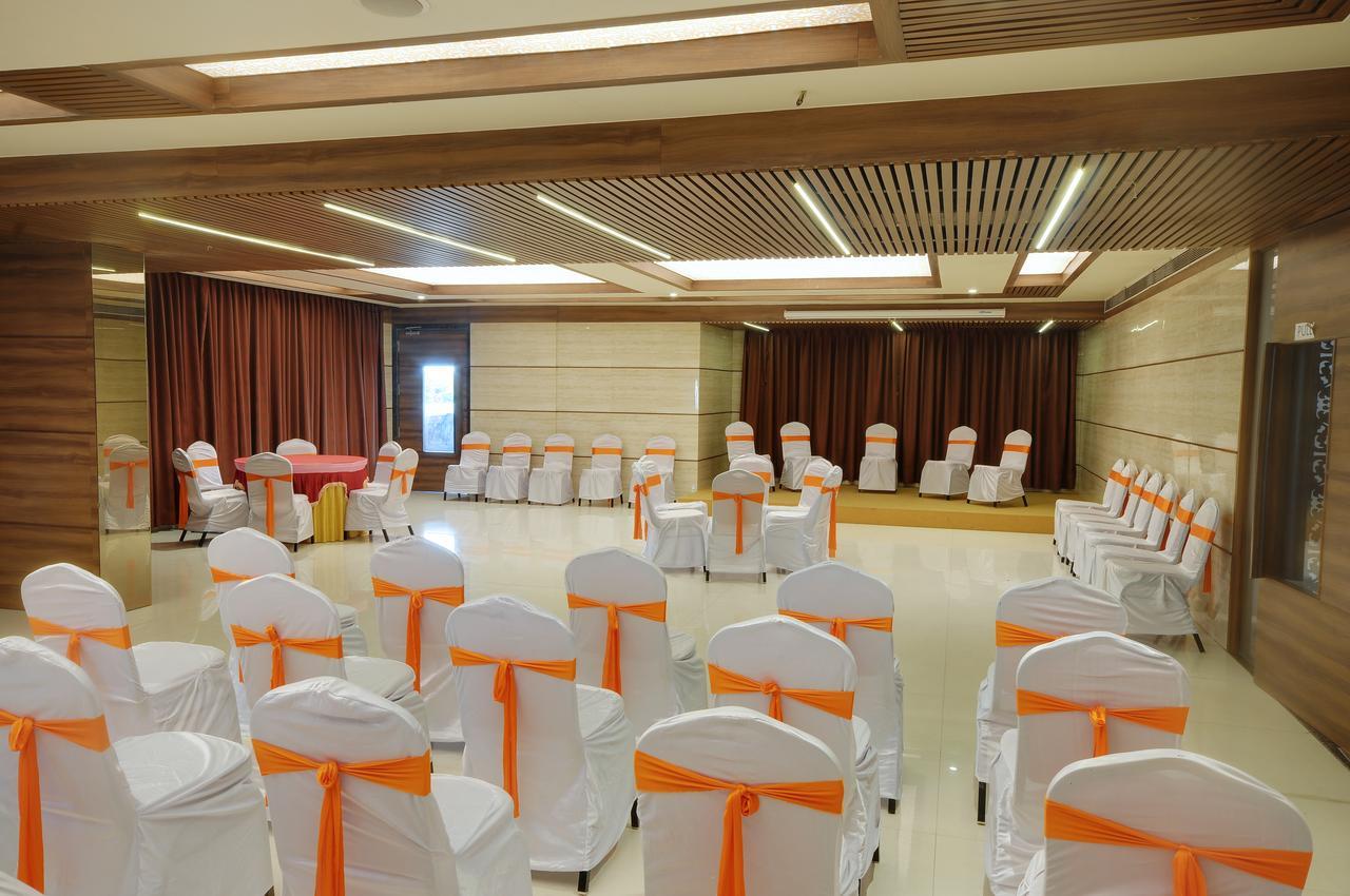 Shreeji Vatika Hotel Surat Exterior foto