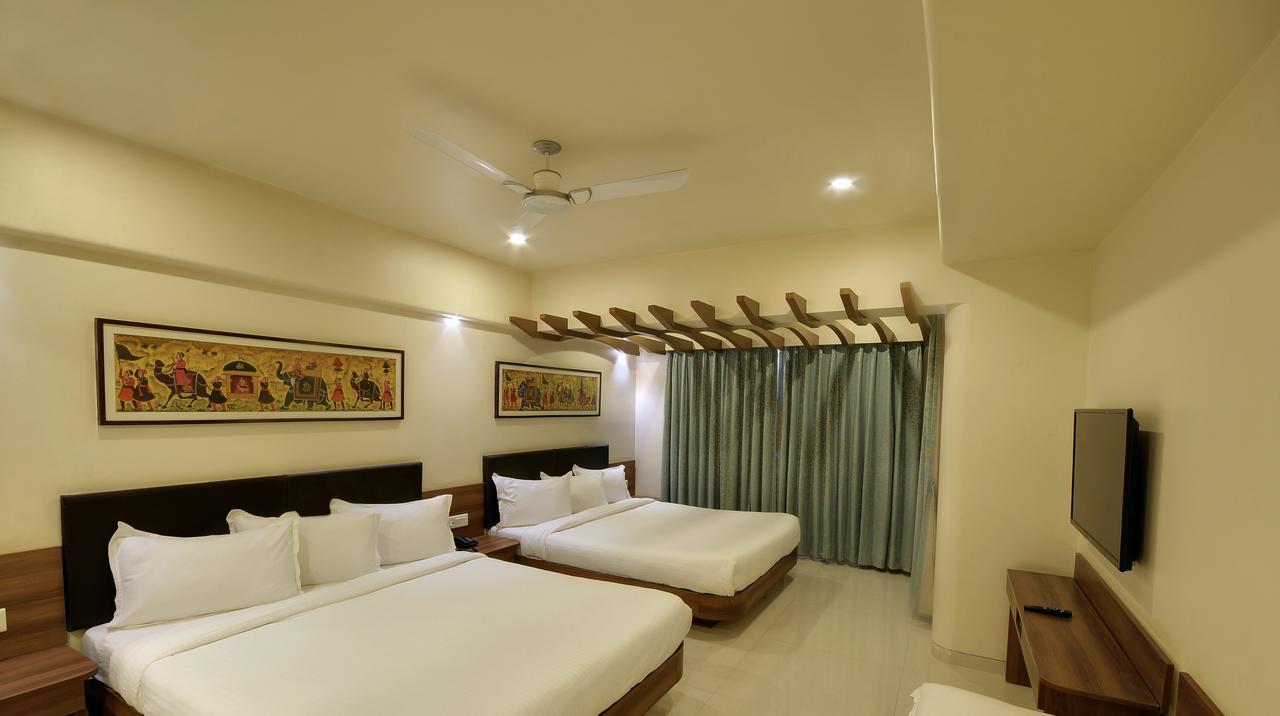 Shreeji Vatika Hotel Surat Exterior foto