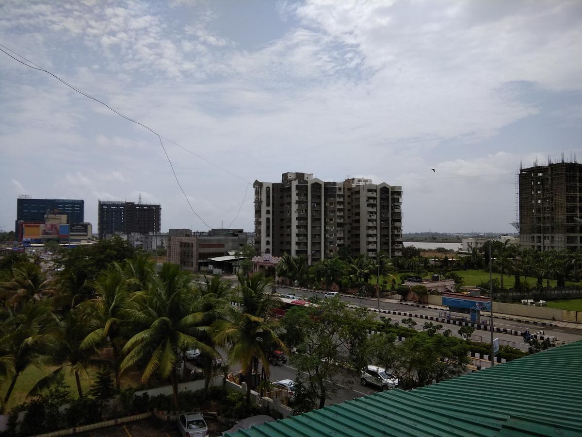 Shreeji Vatika Hotel Surat Exterior foto