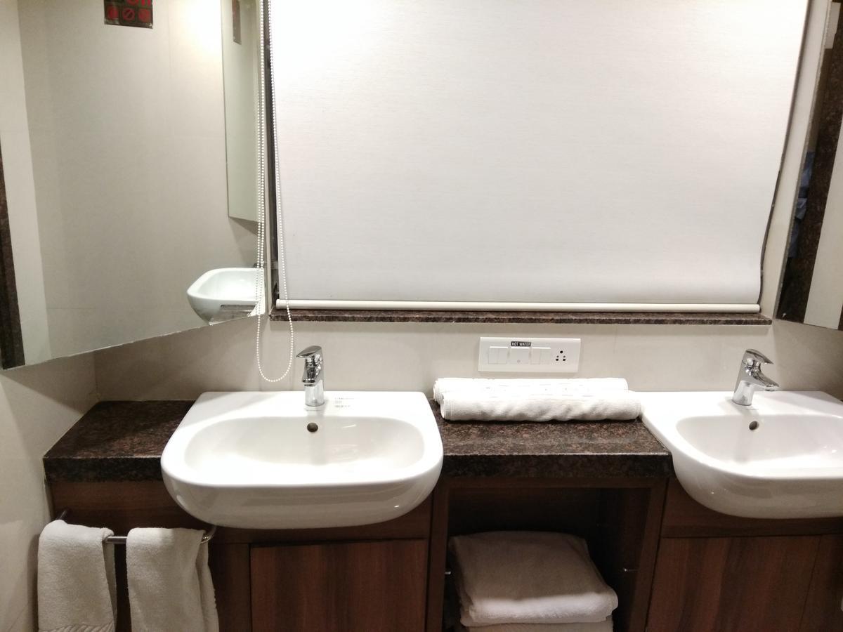 Shreeji Vatika Hotel Surat Exterior foto