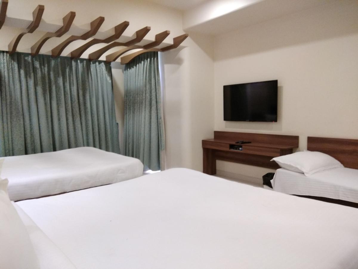 Shreeji Vatika Hotel Surat Exterior foto