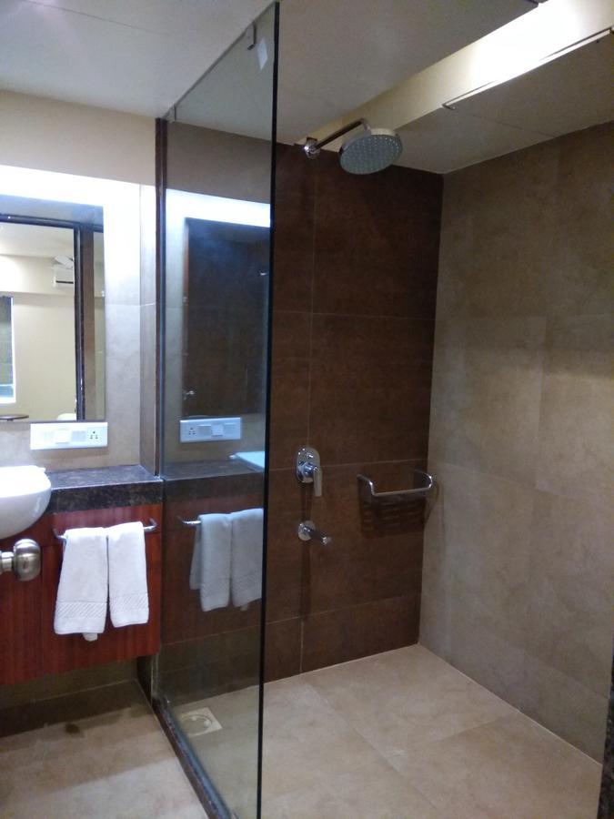 Shreeji Vatika Hotel Surat Exterior foto