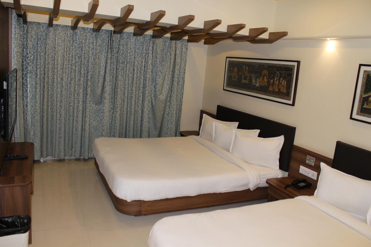 Shreeji Vatika Hotel Surat Exterior foto